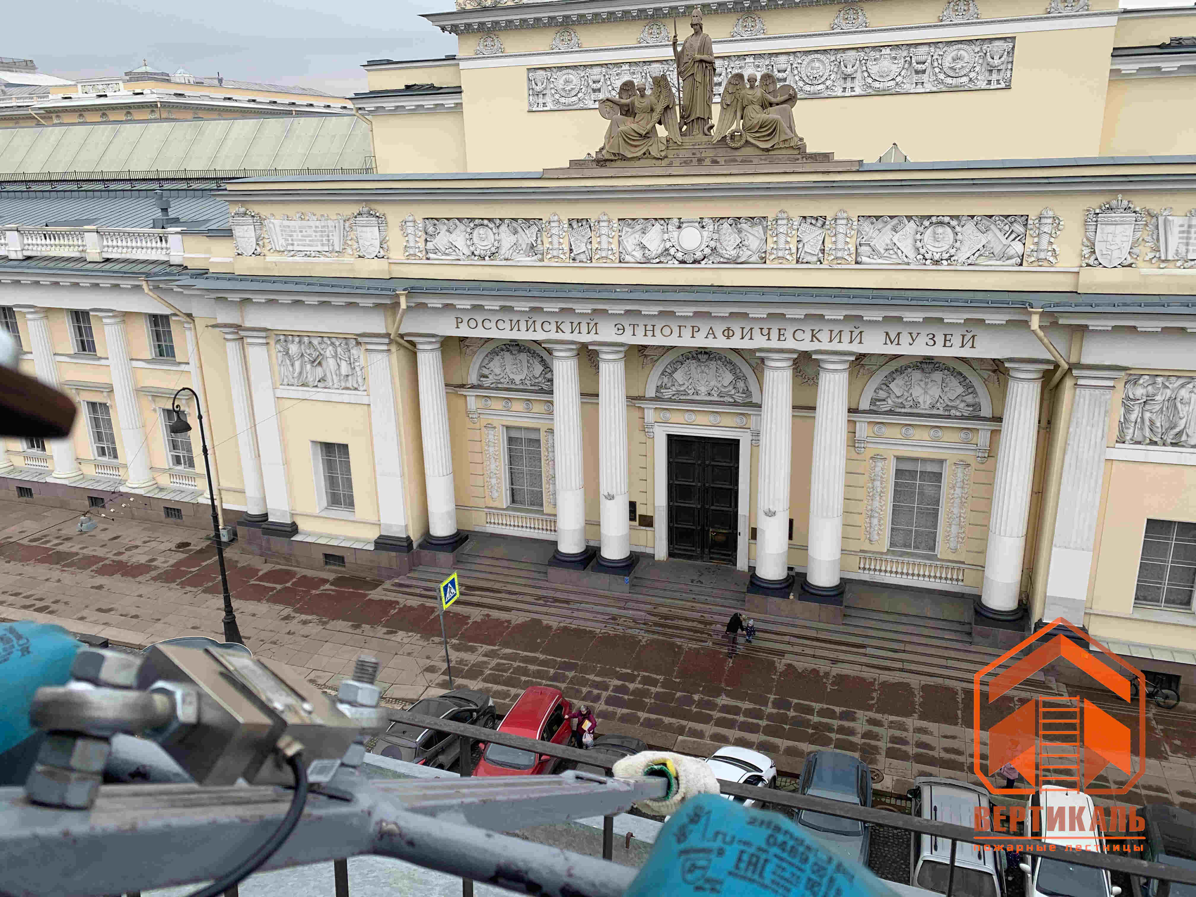 Проверка ограждений на Русском Музее